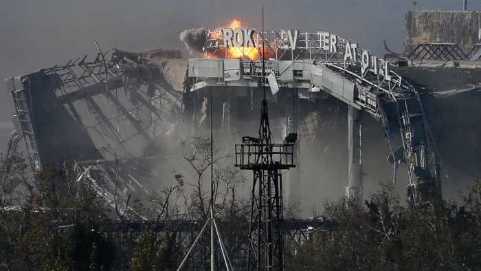 Nhà ga chính của sân bay Donetsk chỉ còn là đống đổ nát. Nhà ga chính của sân bay Donetsk chỉ còn là đống đổ nát.