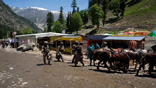 Lực lượng bán quân sự Ấn Độ tuần tra vùng núi ở Baltal. Lực lượng bán quân sự Ấn Độ tuần tra vùng núi ở Baltal.