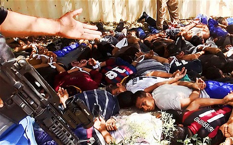 Các tù nhân bị trói tay, ép nằm úp mặt xuống đất.