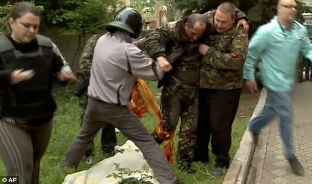 Một phi công quân sự Ukraine bị thương sau khi trực thăng bị bắn hạ tại Slaviansk đã được lực lượng biểu tình ly khai tìm thấy và cứu sống, chữa trị vết thương.