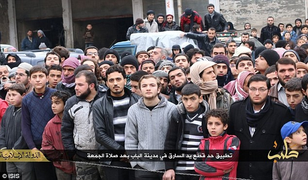 Người dân Aleppo xem IS xử kẻ trộm. Người dân Aleppo xem IS xử kẻ trộm.