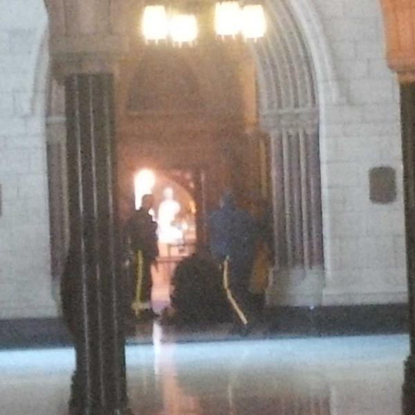 Một người đàn ông nằm bất động bên trong tòa nhà Quốc hội được cảnh sát tìm thấy khi truy lùng các tay súng. Một người đàn ông nằm bất động bên trong tòa nhà Quốc hội được cảnh sát tìm thấy khi truy lùng các tay súng.