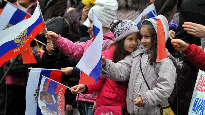 Người dân Crimea ủng hộ sự sát nhập vào Liên bang Nga. Người dân Crimea ủng hộ sự sát nhập vào Liên bang Nga.