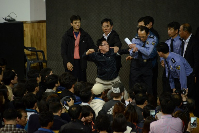 Một người nhà nạn nhân vụ đắm phà Sewol đã không kiềm chế được lao vào tấn công cảnh sát trong buổi công bố thông tin kết quả cứu hộ tối 19/4.