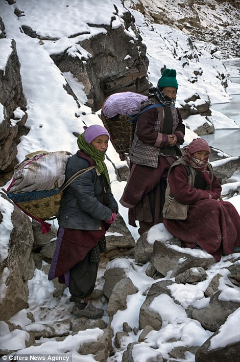 Băng núi, lội sông đến bệnh viện sinh con. Băng núi, lội sông đến bệnh viện sinh con.