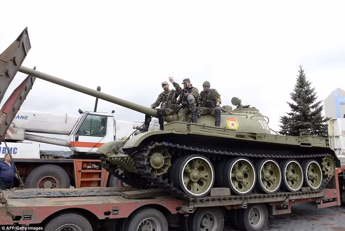 Lực lượng ly khai lấy một chiếc xe tăng T-54 từ bảo tàng.