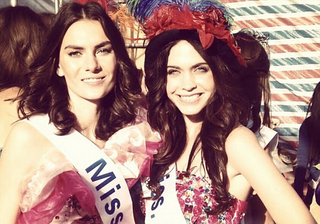 Meredith Hattam (trái). Meredith Hattam (trái).