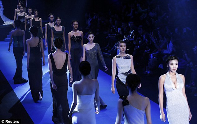 Meredith Hattam đã kể lại chi tiết về những điều khủng khiếp mà cô đã trải qua khi làm người mẫu tại Trung Quốc. Meredith Hattam đã kể lại chi tiết về những điều khủng khiếp mà cô đã trải qua khi làm người mẫu tại Trung Quốc.