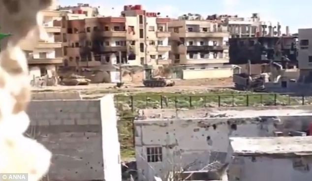 Xe tăng T-72 của quân đội Syria tiến vào Darayya Xe tăng T-72 của quân đội Syria tiến vào Darayya