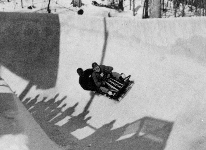 Đội tuyển Mỹ đã thiết lập một kỷ lục thế giới mới 2 phút 5,88 giây tại Thế vận hội mùa đông năm 1932.