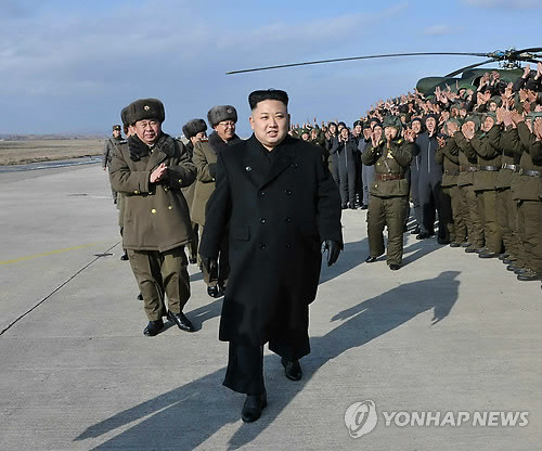 Kim Jong-un thăm Đơn vị 323, đơn vị lính bắn tỉa hôm 28/1/2014. Kim Jong-un thăm Đơn vị 323, đơn vị lính bắn tỉa hôm 28/1/2014.