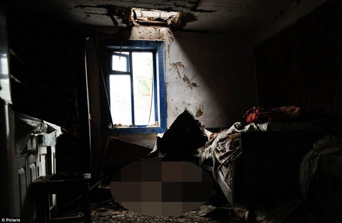 Thi thể của một phụ nữ rơi xuyên qua mái nhà xuống cạnh giường ngủ của một phụ nữ lớn tuổi trong vùng.