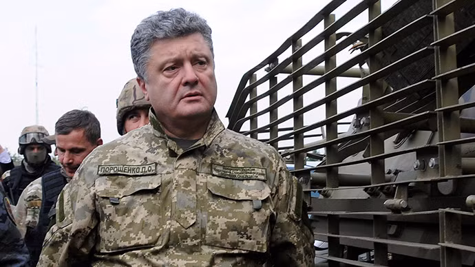 Tổng thống Ukraine Petro Poroshenko thăm các binh sĩ chiến đấu ở miền đông hôm 20/6. Tổng thống Ukraine Petro Poroshenko thăm các binh sĩ chiến đấu ở miền đông hôm 20/6.