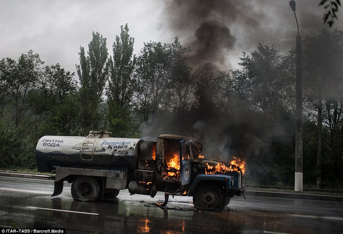 Một chiếc xe tải bốc cháy trong cuộc tấn công vào Luhansk.
