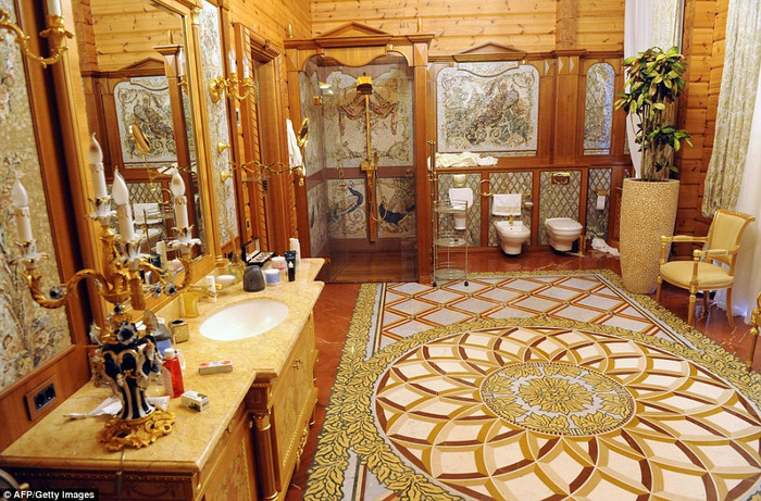 Một phòng vệ sinh lộng lẫy. Một phòng vệ sinh lộng lẫy.