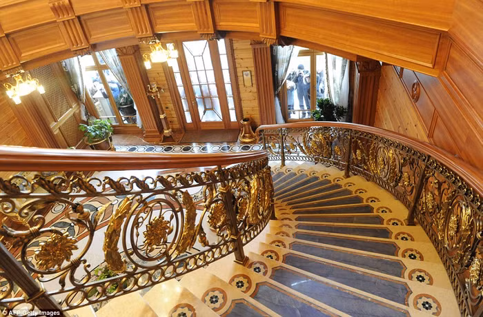 Cầu thang khổng lồ dẫn lên sảnh lớn của ngôi nhà.