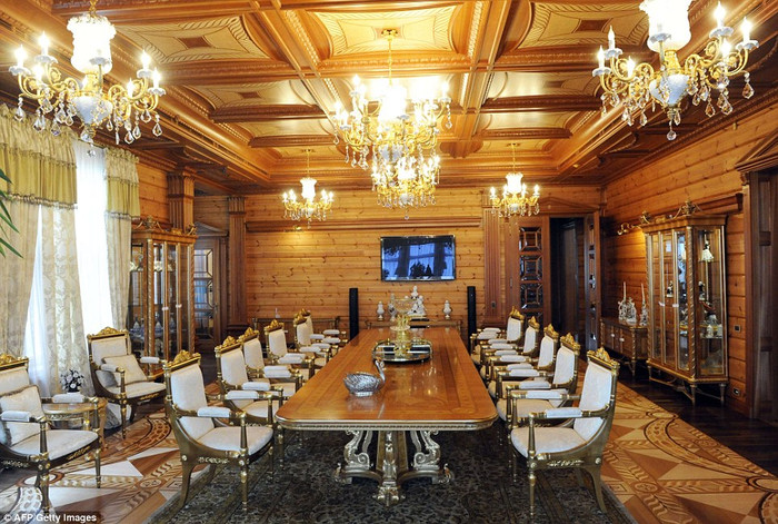 Một phòng ăn lớn được lát gỗ. Một phòng ăn lớn được lát gỗ.