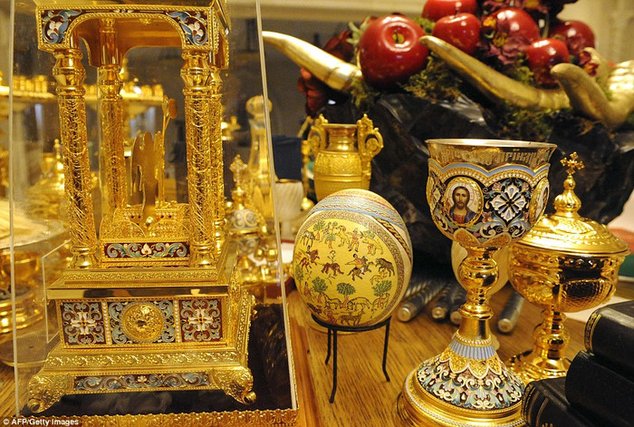 Một số vật trang trí có giá trị hàng ngàn đô la. Một số vật trang trí có giá trị hàng ngàn đô la.