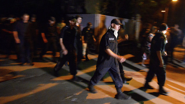 Các binh sĩ Ukraine đầu hàng rời cơ sở quân sự trong tiếng reo hò của người dân địa phương. Các binh sĩ Ukraine đầu hàng rời cơ sở quân sự trong tiếng reo hò của người dân địa phương.