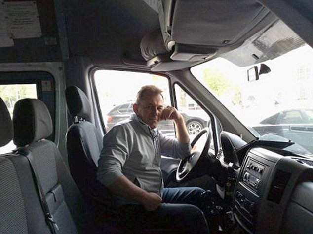 Alexey Tysganov đã ra khỏi xe khi phát hiện lốp bị nổ, nhưng đã bị bắn chết.