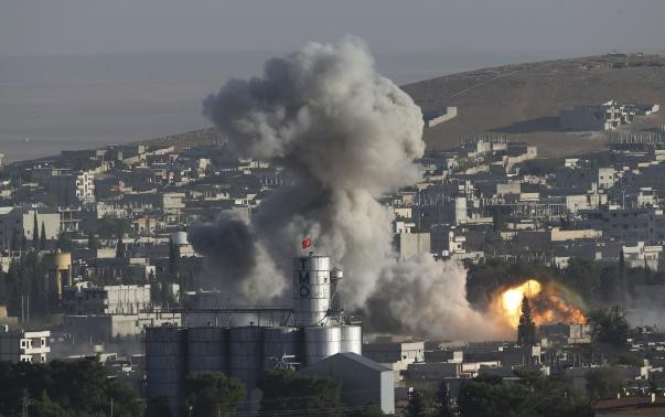 Chiến sự ở Kobani nhìn từ biên giới Thổ Nhĩ Kỳ. Chiến sự ở Kobani nhìn từ biên giới Thổ Nhĩ Kỳ.