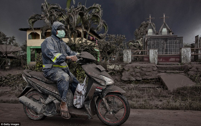 Cả ngôi làng bị nhuộm bởi màu xám của tro bụi.