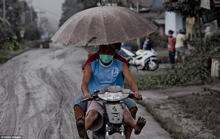 Những con đường lầy lội vì tro bụi.