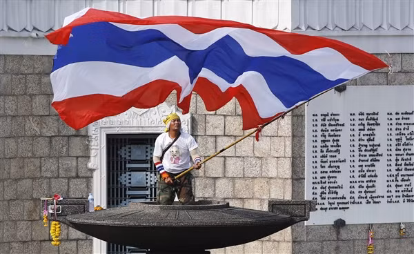 Người biểu tình Thái Lan chiếm trụ sở một cơ quan chính phủ. Người biểu tình Thái Lan chiếm trụ sở một cơ quan chính phủ.