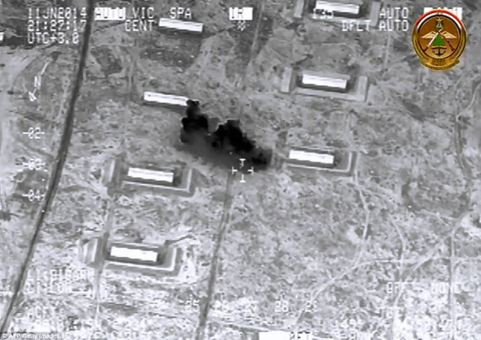 Không quân Iraq không kích các tụ điểm của ISIS tại Mosul.