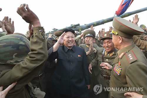 Ảnh nhà lãnh đạo Triều Tiên Kim Jong-un thăm một đơn vị pháo binh gần biên giới do KCNA công bố hôm 27/4. Ảnh nhà lãnh đạo Triều Tiên Kim Jong-un thăm một đơn vị pháo binh gần biên giới do KCNA công bố hôm 27/4.