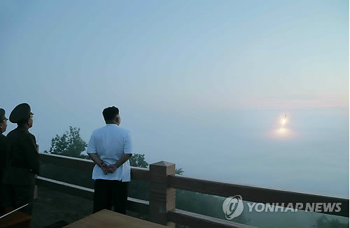 Ảnh được KCNA công bố hôm 30/6 cho thấy nhà lãnh đạo Triều Tiên Kim Jong-un trực tiếp giám sát bắn thử tên lửa ở địa điểm không được tiết lộ. Ảnh được KCNA công bố hôm 30/6 cho thấy nhà lãnh đạo Triều Tiên Kim Jong-un trực tiếp giám sát bắn thử tên lửa ở địa điểm không được tiết lộ.