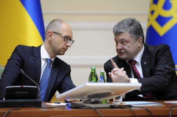 Thủ tướng Ukraine Arseny Yatseniuk (trái) và Tổng thống Petro Poroshenko.