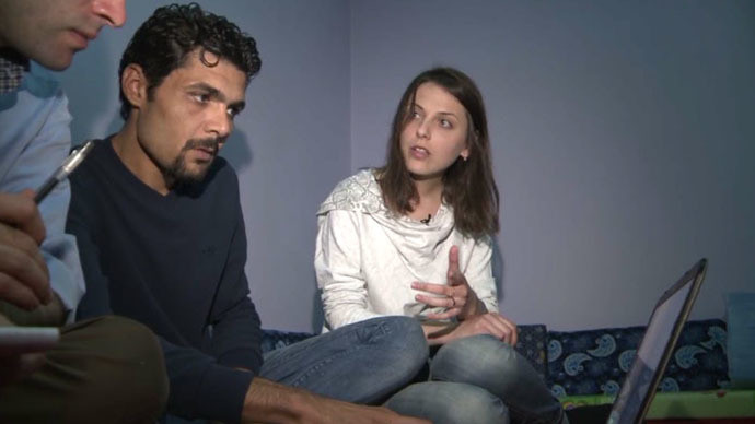 Bazran Halil (áo đen) trong cuộc trò chuyện với phóng viên RT tại Thổ Nhĩ Kỳ. Bazran Halil (áo đen) trong cuộc trò chuyện với phóng viên RT tại Thổ Nhĩ Kỳ.