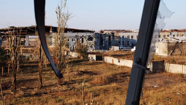 Cảnh tan hoang bên trong sân bay.