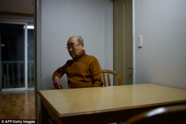 Ông Kim Dong-Bin, một trong những người Hàn Quốc được lựa chọn để tham dự cuộc đoàn tụ gia đình với miền Bắc. Ông Kim Dong-Bin, một trong những người Hàn Quốc được lựa chọn để tham dự cuộc đoàn tụ gia đình với miền Bắc.