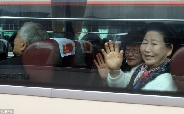 Những người Hàn Quốc may mắn được tham gia cuộc đoàn tụ lần này. Những người Hàn Quốc may mắn được tham gia cuộc đoàn tụ lần này.