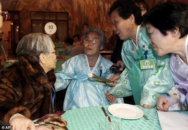 Người Triều Tiên được gặp thân nhân của mình từ Hàn Quốc. Người Triều Tiên được gặp thân nhân của mình từ Hàn Quốc.