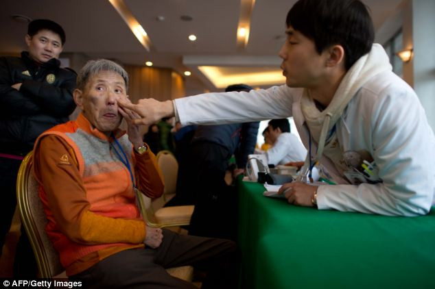 Ông Lee Hyo-Kuk (trái) được kiểm tra sức khỏe trước cuộc đoàn tụ. Ông Lee Hyo-Kuk (trái) được kiểm tra sức khỏe trước cuộc đoàn tụ.