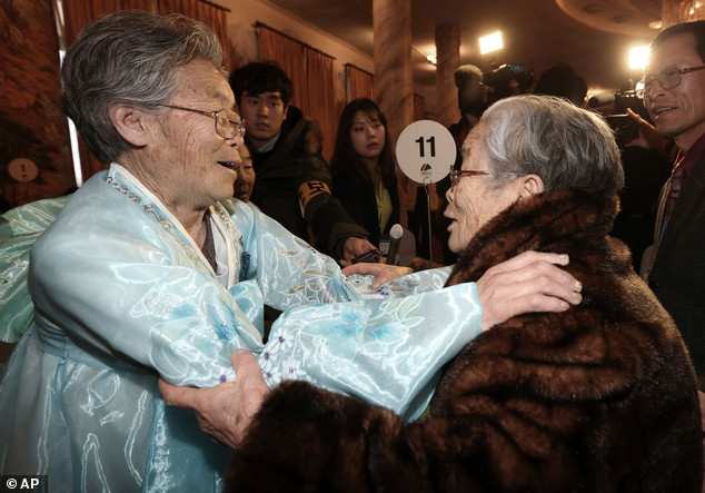 Bà Kim Sung-yoon, 96 tuổi, (phải) với em gái từ Bắc Triều TiênKim Seok Ryu, 80 tuổi. Bà Kim Sung-yoon, 96 tuổi, (phải) với em gái từ Bắc Triều TiênKim Seok Ryu, 80 tuổi.
