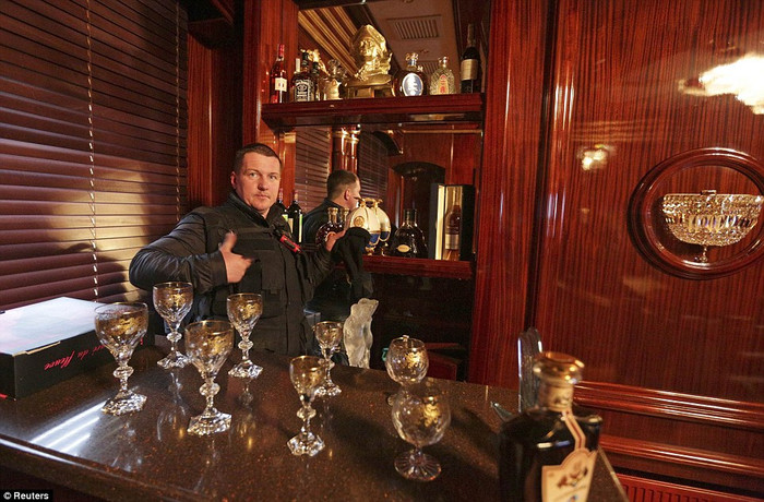 Một góc quầy rượu bên trong dinh thự. Một góc quầy rượu bên trong dinh thự.