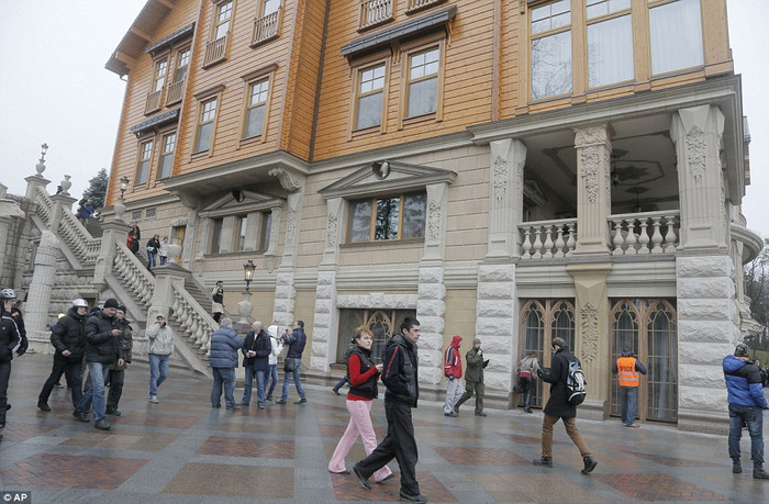 Hàng ngàn người đã tới đây thăm quan sau khi ông Yanukovych bỏ chạy. Hàng ngàn người đã tới đây thăm quan sau khi ông Yanukovych bỏ chạy.