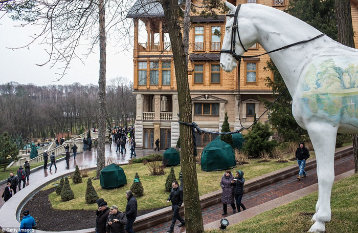 Người biểu tình lần đầu tiên được tận mắt chứng kiến cơ ngơi xa hoa của Yanukovych. Người biểu tình lần đầu tiên được tận mắt chứng kiến cơ ngơi xa hoa của Yanukovych.