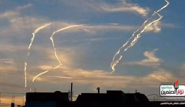 Ảnh do Haaretz đăng tải cho thấy dấu vết của một cuộc không kích trên bầu trời Damascus ngày 7/12.