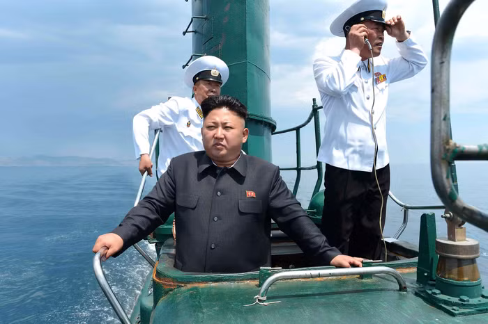 Nhà lãnh đạo Triều Tiên Kim Jong-un kiểm tra tàu ngầm.