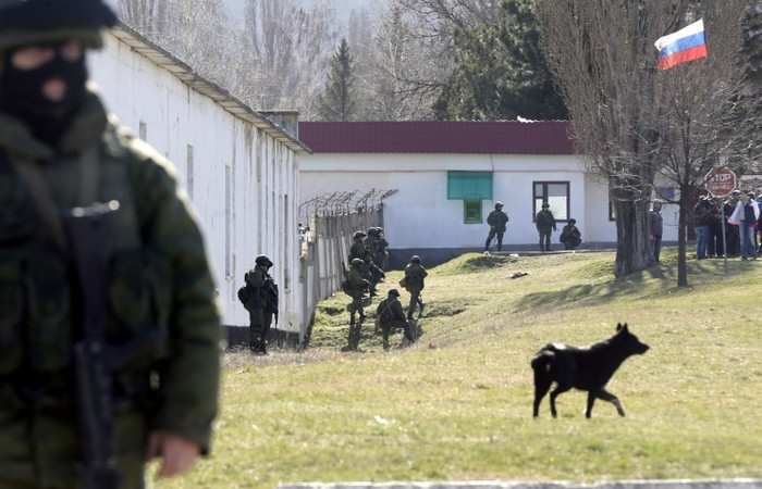 Lực lượng Nga bao vây căn cứ quân sự của Ukraine tại Crimea.