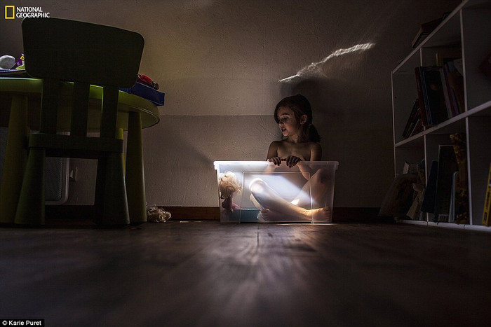 Bé gái trò chuyện với búp bê trong hộp nhựa ở Paris, Pháp. Bé gái trò chuyện với búp bê trong hộp nhựa ở Paris, Pháp.