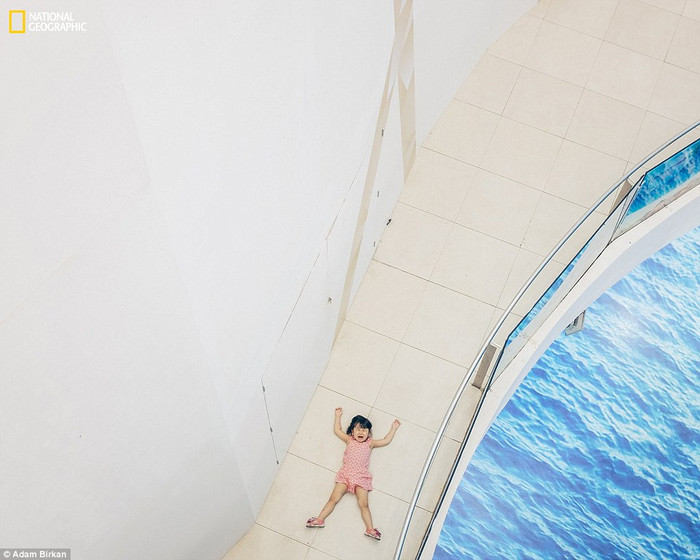 Bé gái nằm ăn vạn tại trung tâm mua sắm ở Bangkok, Thái Lan. Bé gái nằm ăn vạn tại trung tâm mua sắm ở Bangkok, Thái Lan.