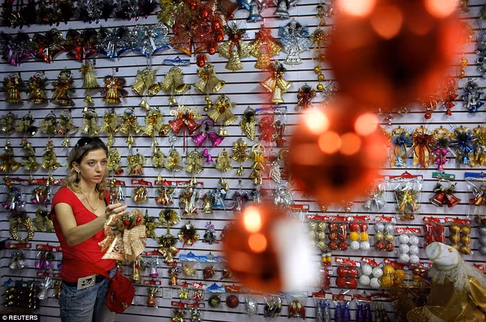 Khách du lịch nước ngoài mua đồ trang trí tại Yiwu.