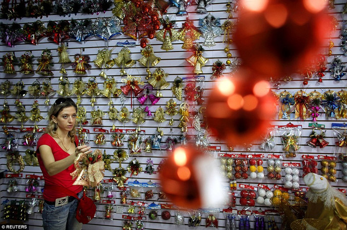 Khách du lịch nước ngoài mua đồ trang trí tại Yiwu.