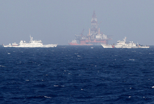 Giàn khoan 981 Trung Quốc triển khai trên vùng đặc quyền kinh tế của Việt Nam. Giàn khoan 981 Trung Quốc triển khai trên vùng đặc quyền kinh tế của Việt Nam.